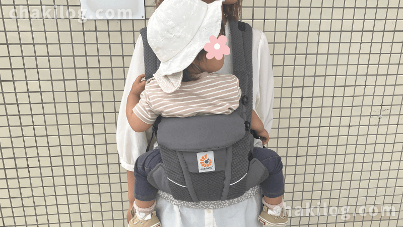 エルゴ抱っこ紐で１歳５ヶ月の娘を抱っこしている
