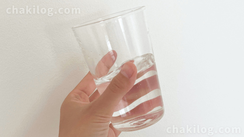 水が入ったグラスを持つ手